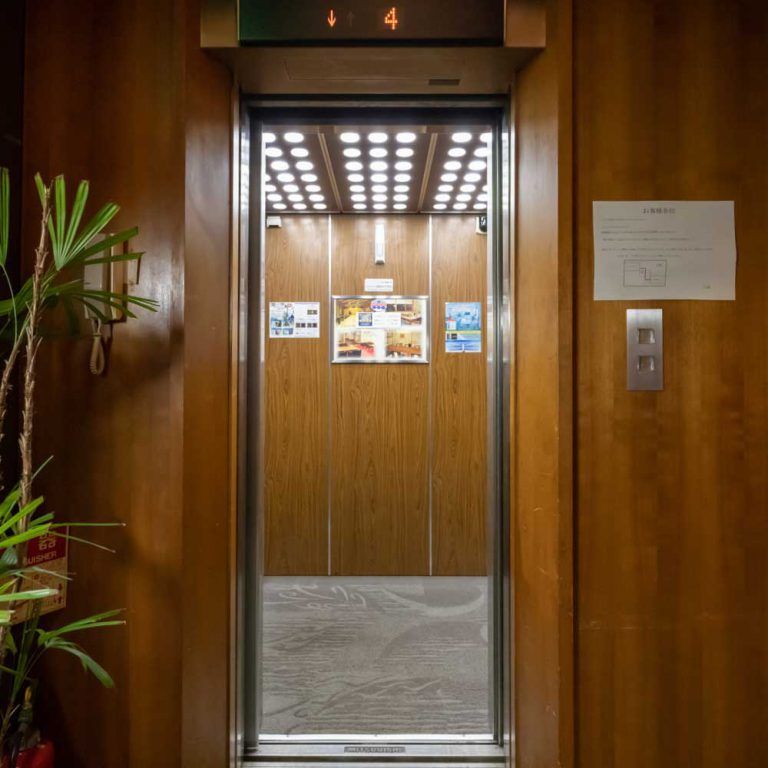 ４階 - フロントへはエレベータでお越しください